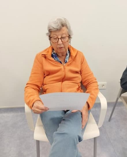 Una residente lee un manifiesto durante la celebración del "Día de los Abuelos"