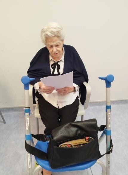 Una residente lee un manifiesto durante la celebración del "Día de los Abuelos"