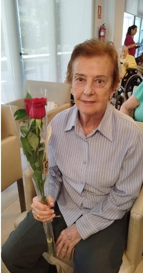 liz con la rosa que le han regalado por su cumpleaños