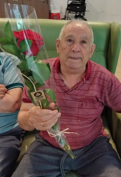 Residente muestra la rosa que le han regalado para celebrar su cumpleaños