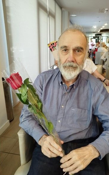 Residente muestra la rosa que le han regalado para celebrar su cumpleaños