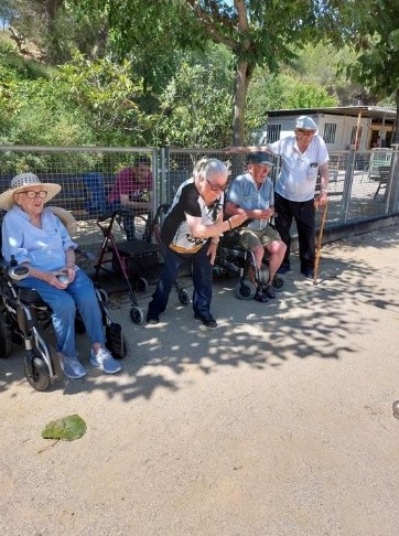 Residentes juegan a la petanca