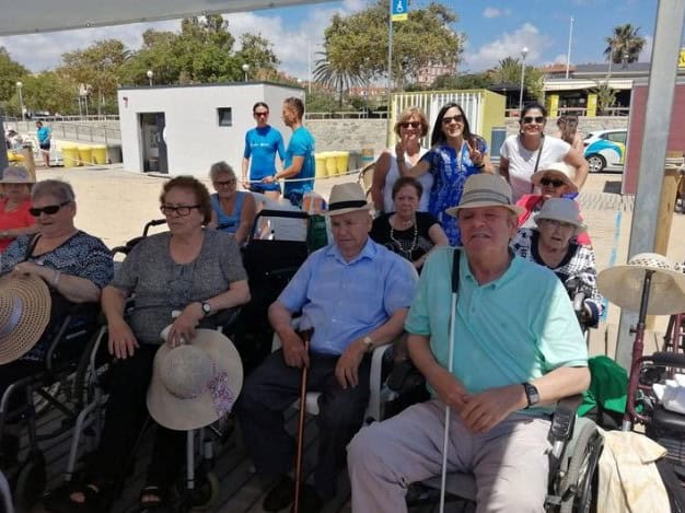 Residentes durante la salida a la playa de la Nova Icària
