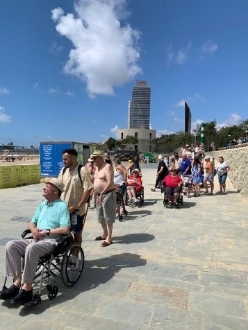Grupo formado por residentes y trabajadores llegan a la playa de la Nova Icària