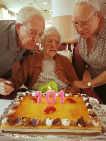 Emiliana sopla las velas de su 101 cumpleaños