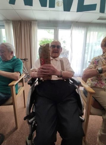 Cumpleañero sonríe a la cámara con su regalo