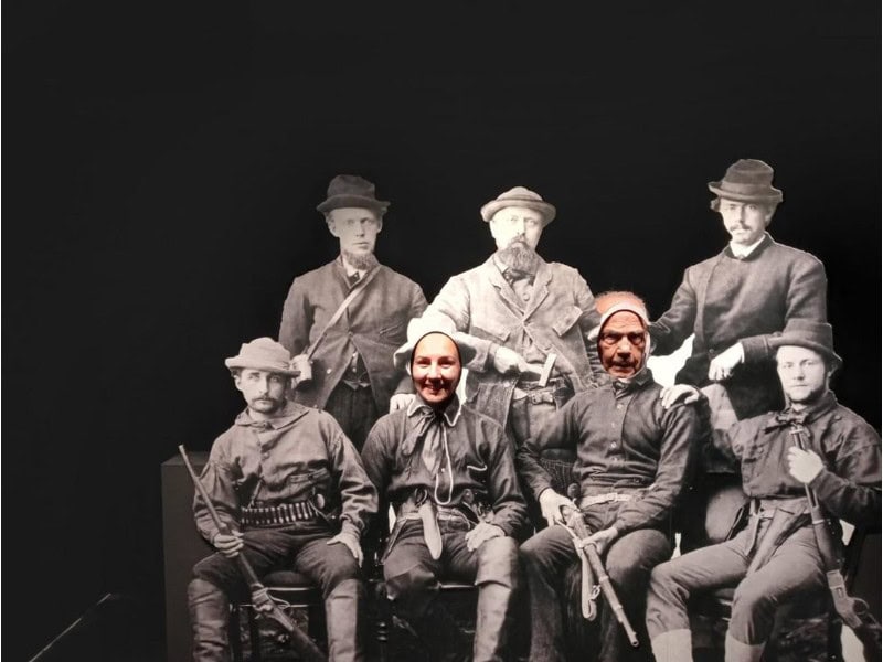 Residentes posan en el photocall de la exposición "Cazadores de dragones"