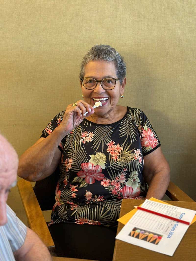 Una usuaria de la residencia Sabadell-Allegra sonríe a la cámara mientras prueba un helado