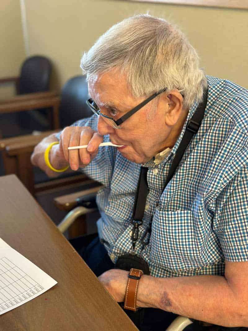 Un usuario de la residencia Sabadell-Allegra prueba concentrado un helado