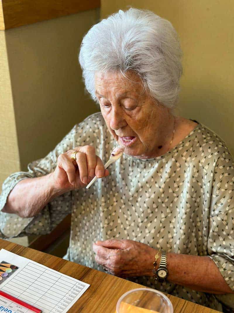 Una usuaria feliz probando uno de los sabores de helado de la cata que realizaron en julio en la residencia Sabadell-Allegra