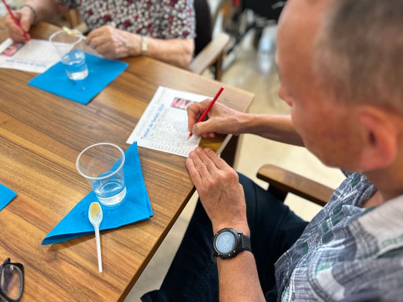 Un usuario de Sabadell-Allegra puntúa los sabores de helados que ha probado en la cata
