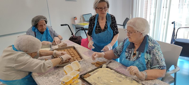 Residentes de Torrejón-Edalia preparan una tarta de natillas y galletas
