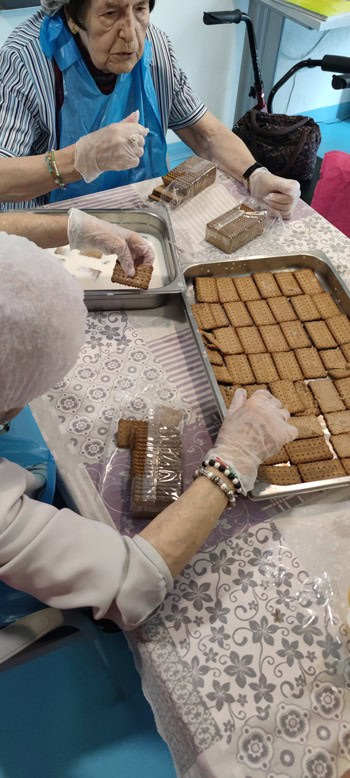 Vista del proceso de elaboración de la tarta de natillas y galleta