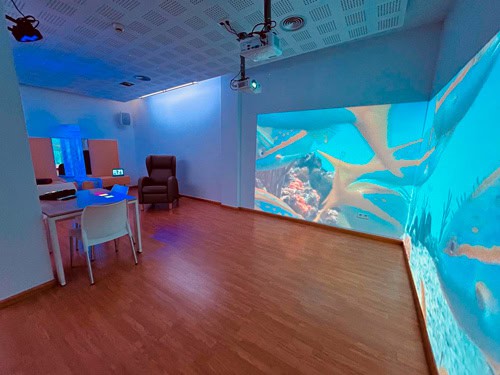 La nueva sala multisensorial dispone de una pantalla panorámica