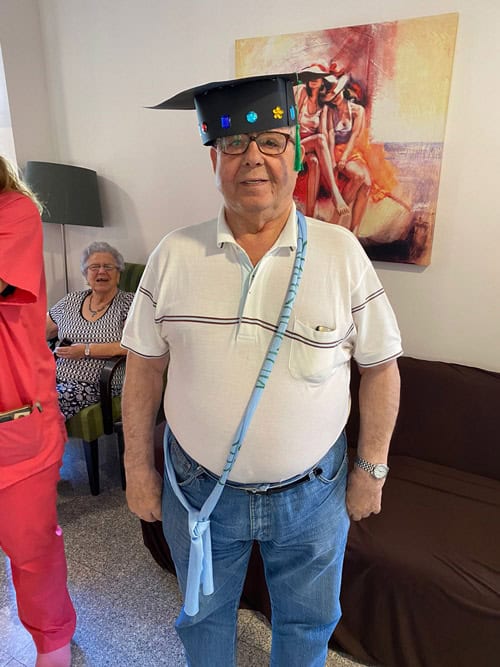Un residente posa feliz con su gorro de graduación