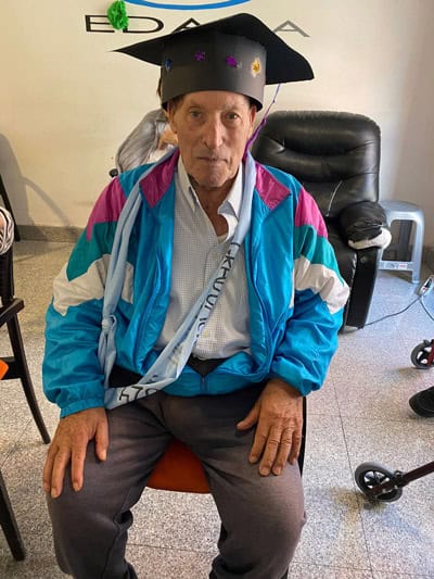 Otro residente con su gorro de graduación y su banda