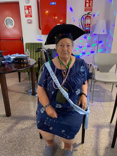 Los gorros y las bandas de graduación fueron elaborados por los propios residentes