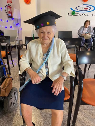 Residente de Torrejón-Edalia con su gorro y su banda