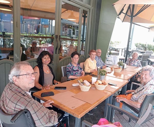 Residentes comen en un restaurante de las Rozas Village