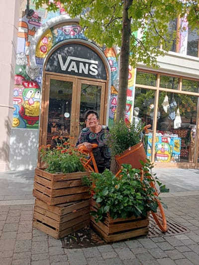 Residente posa en un lugar de las Rozas Village