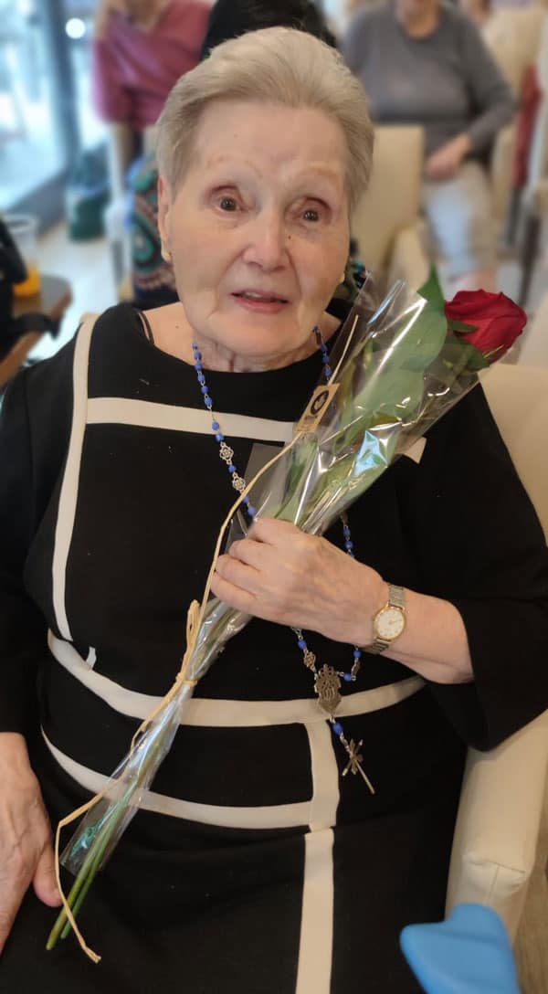 Residente posa con una rosa