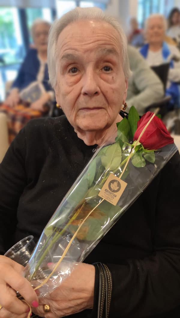Residente recibe una rosa, detalle por el día de su cumpleaños