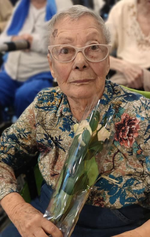 Residente recibe una rosa blanca el día de su cumpleaños