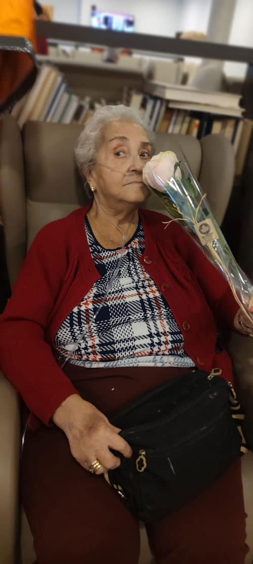 Residente huele la rosa que le han regalado por su cumpleaños
