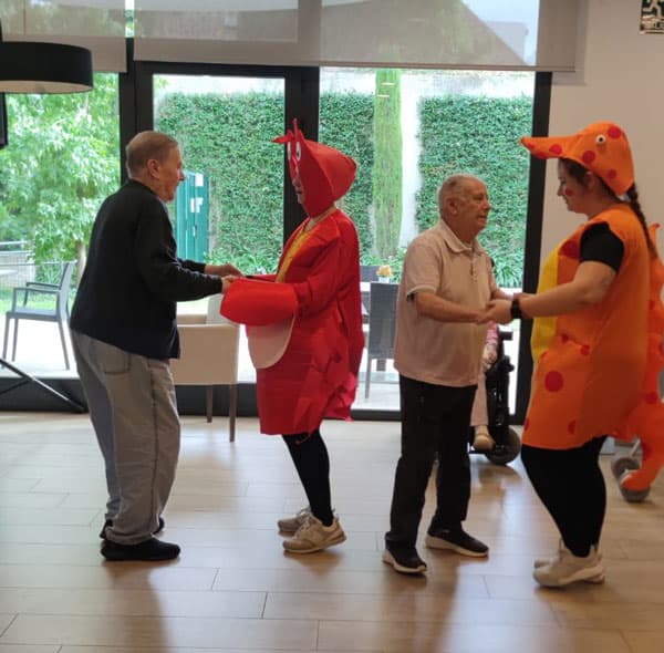 Usuarios bailan para celebrar los cumpleaños del mes de septiembre