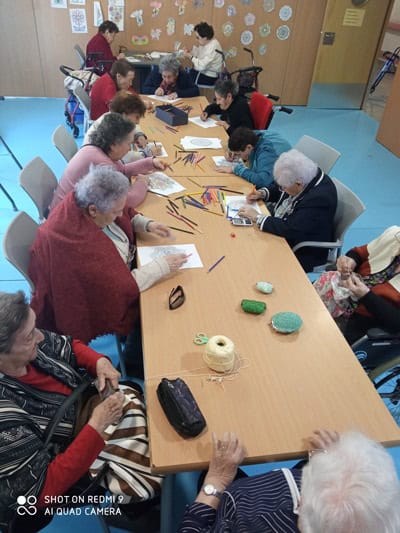 Los residentes elaboran manualidades en el comedor