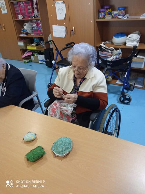 Una residente practica elaborando una manualidad