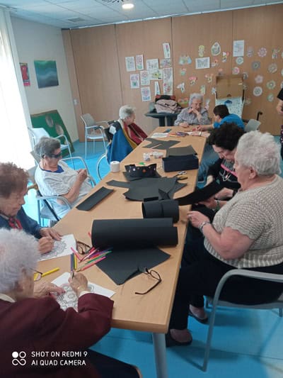 Los residentes elaboraron sus propios gorros de graduación