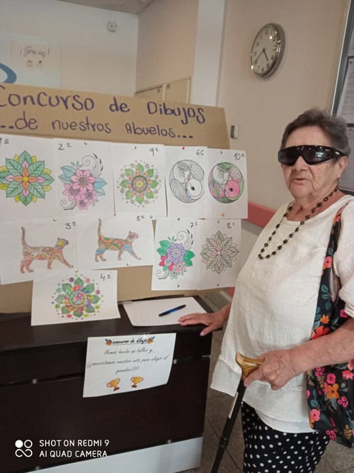Otra residente junto al panel del concurso de dibujos