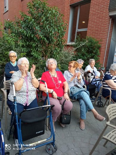 Los residentes disfrutaron durante la visita de la charanga
