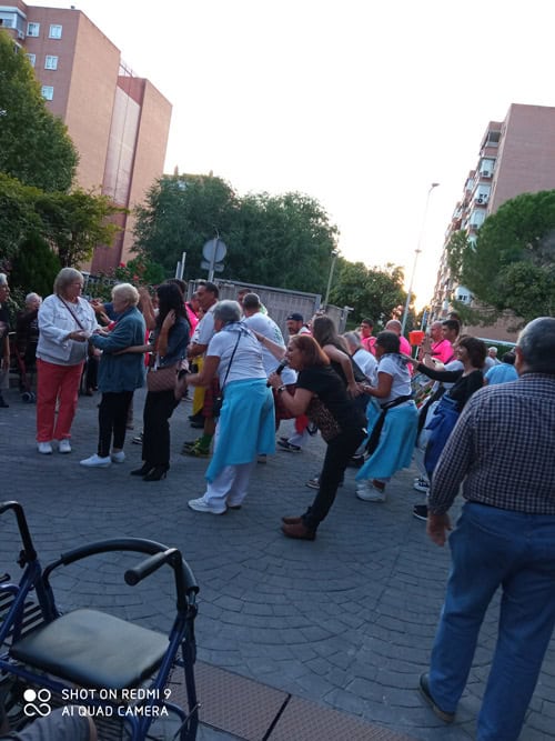 Los residentes bailaron y cantaron en el exterior de la oficina