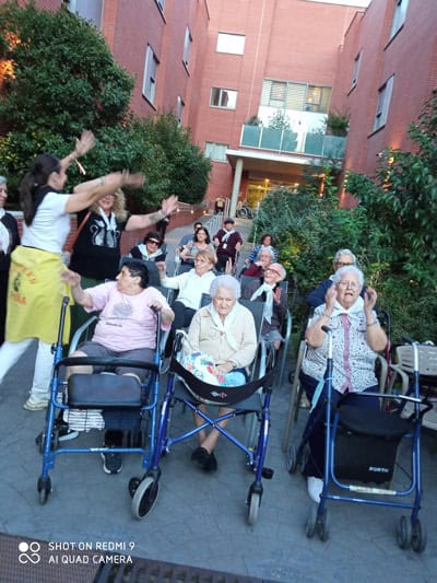 Residentes bailando en la entrada de la residencia