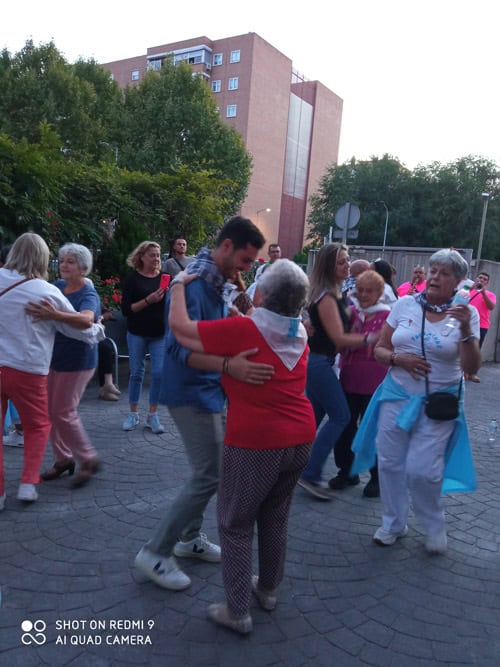Los residentes se animaron a bailar junto a familiares y trabajadores