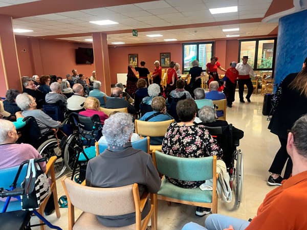 En septiembre visitó la residencia un grupo de sevillanas