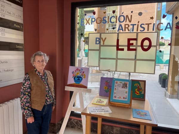 Nuestra residente Leo junto a su exposición cultural