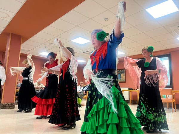 Nos encantan los vestidos coloridos del grupo de sevillanas