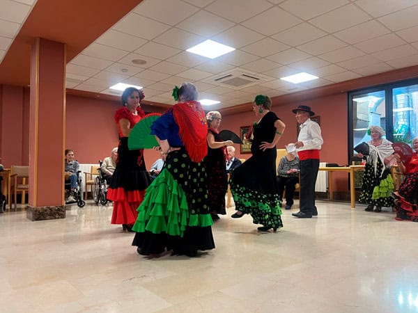 El grupo de sevillanas nos deleitó con varios bailes tradicionales