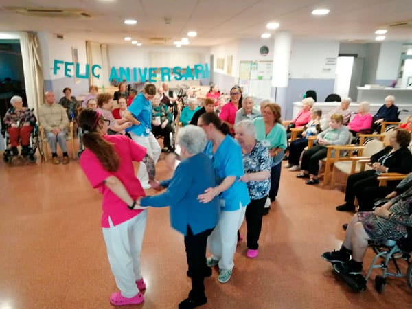 Durante las celebraciones de cumpleaños se organizan congas