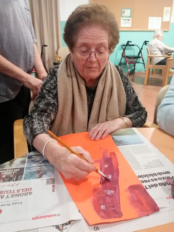 Una residente realiza manualidades con temática de otoño