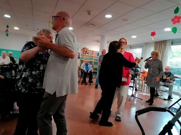 Los residentes disfrutan mucho las actividades musicales que se organizan