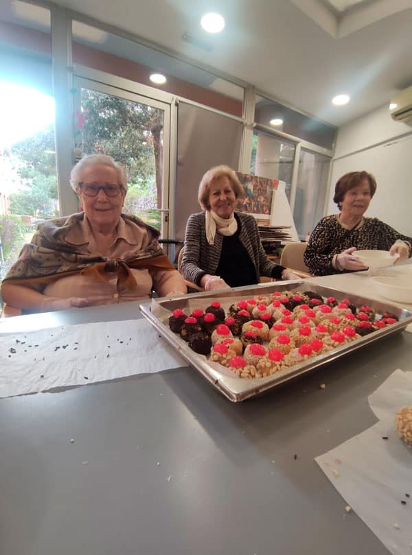 Los residentes de Sant Boi-Benviure elaboraron panellets para celebrar la castañada