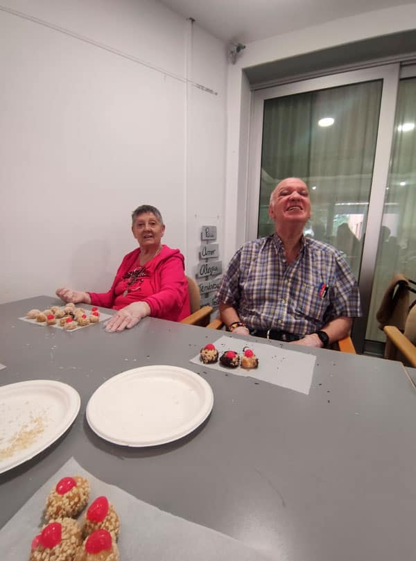 Un residente feliz durante la cata de panellets