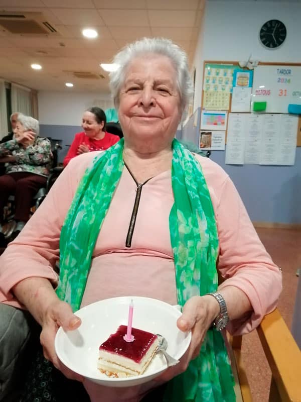 Residente sonríe a la cámara el día de su cumpleaño