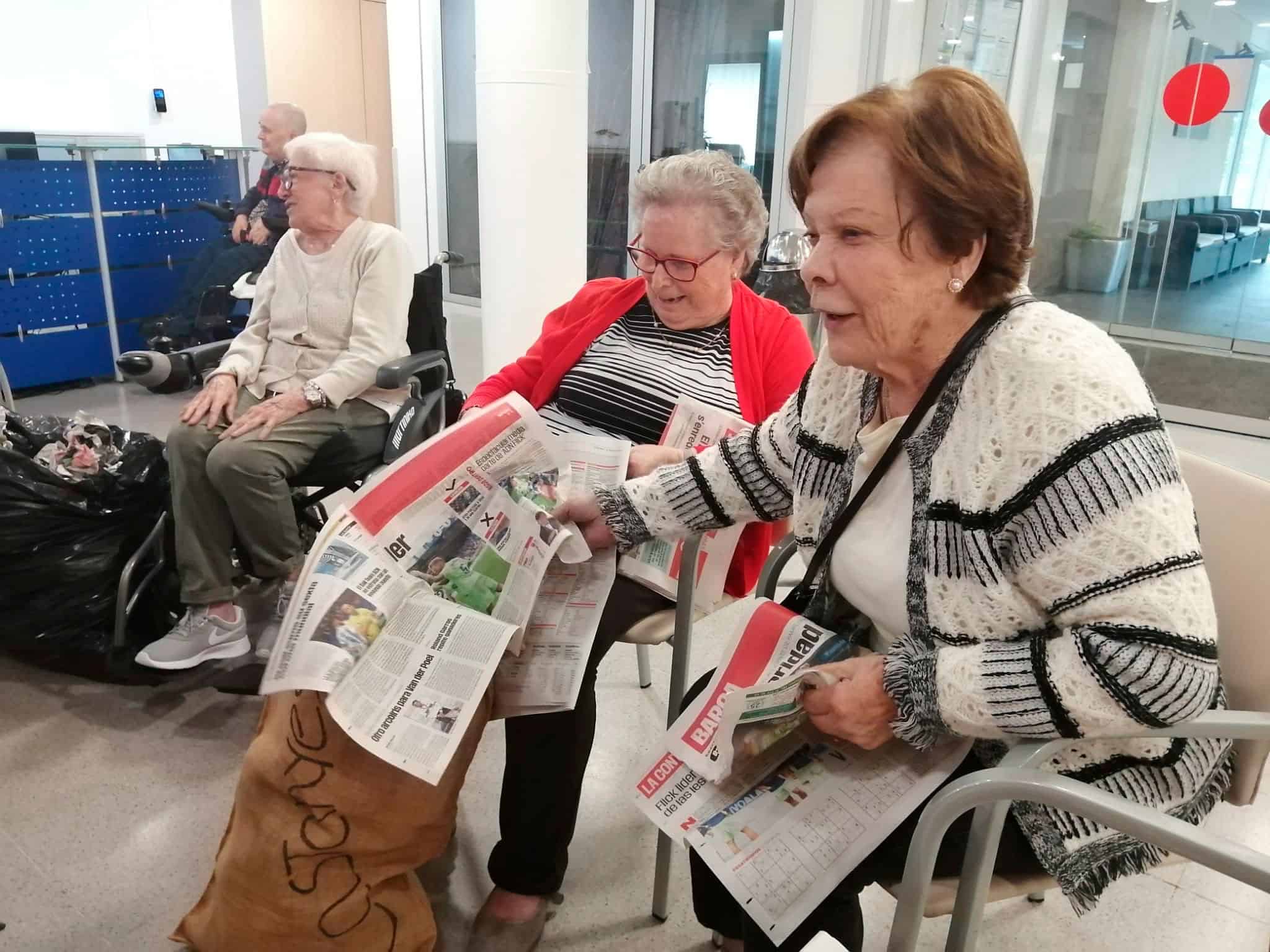 Residentes preparan sus papeles de periódico para coger sus castañas