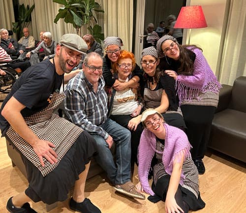 Residentes posan con las castañeras en la celebración de la Castañada en Sabadell-Allegra