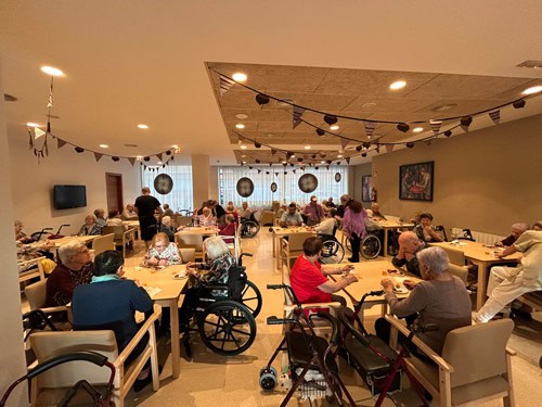 Vista del comedor de la residencia durante la celebración de la Castañada